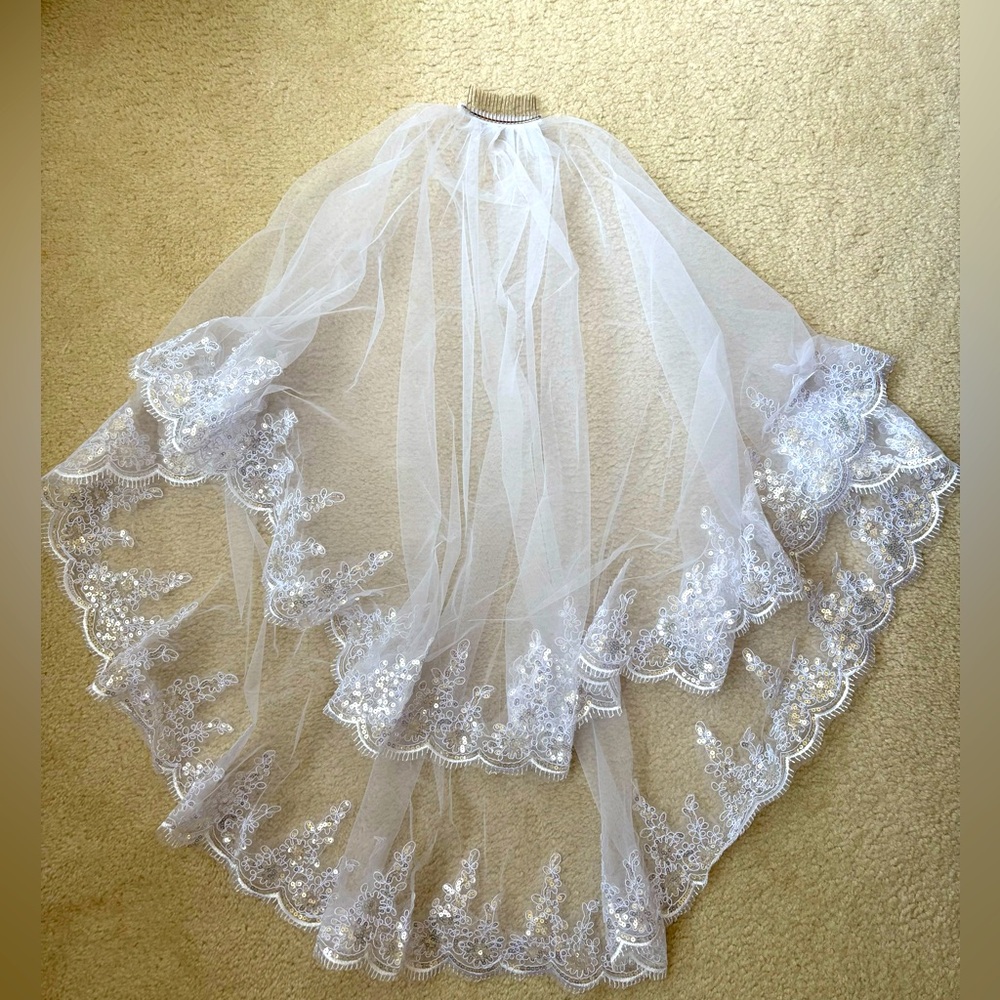 Elegant White Lace Bridal Veil